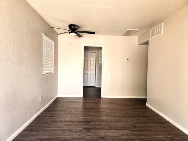 Building Photo - AMAZING 1 BEDROOM AND 1 BATH UNIT FOR LEASE