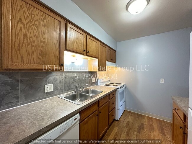 Building Photo - Upgraded 2 Bed 1 Bath Apartment in Lansing!