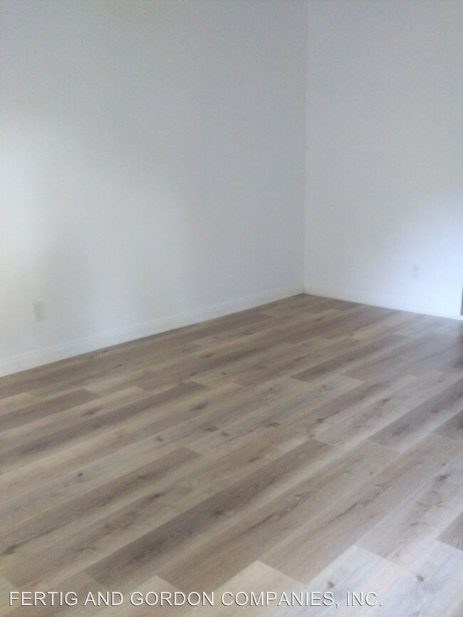 Building Photo - 1270 N Hudson Ave