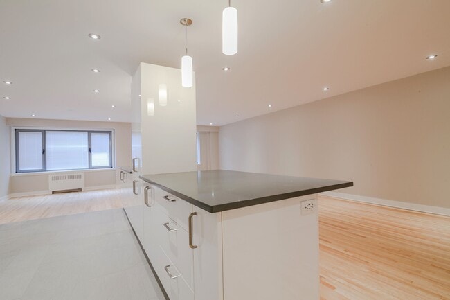 Building Photo - 3495 Rue de la Montagne