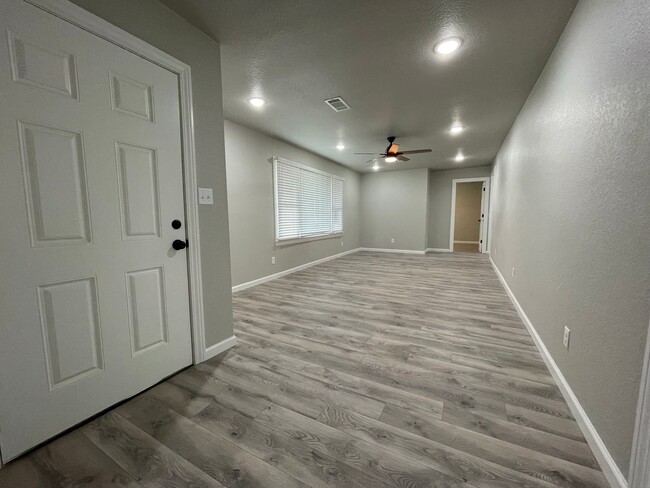 Building Photo - * Move-In Special * Beautiful 3 Bed 2 Bath...