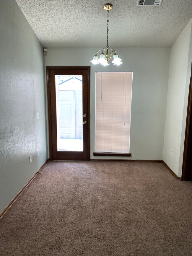 Building Photo - 2122 Meench Dr