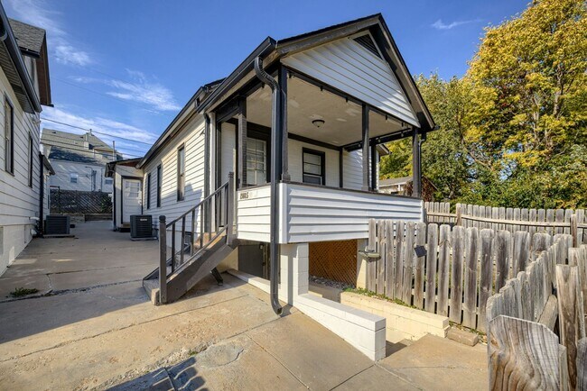 Building Photo - Cozy 2 Bedroom With Fenced Yard & Parking,...