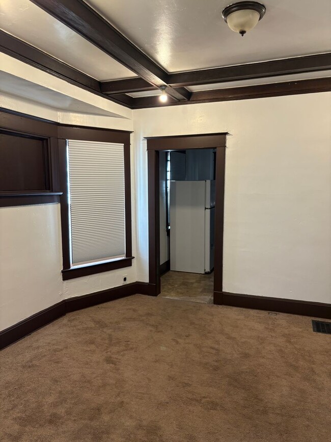 Building Photo - Great 2 Bedroom Available- $1,100