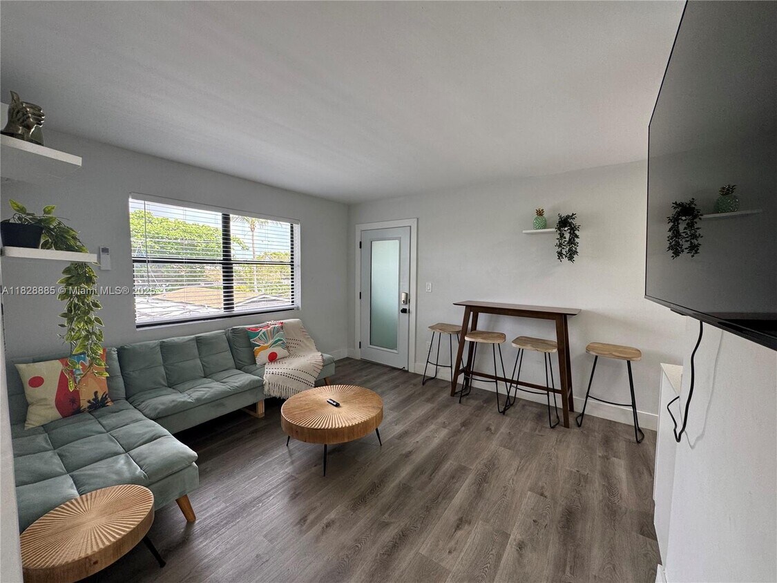 Foto principal - 584 NW 30th St