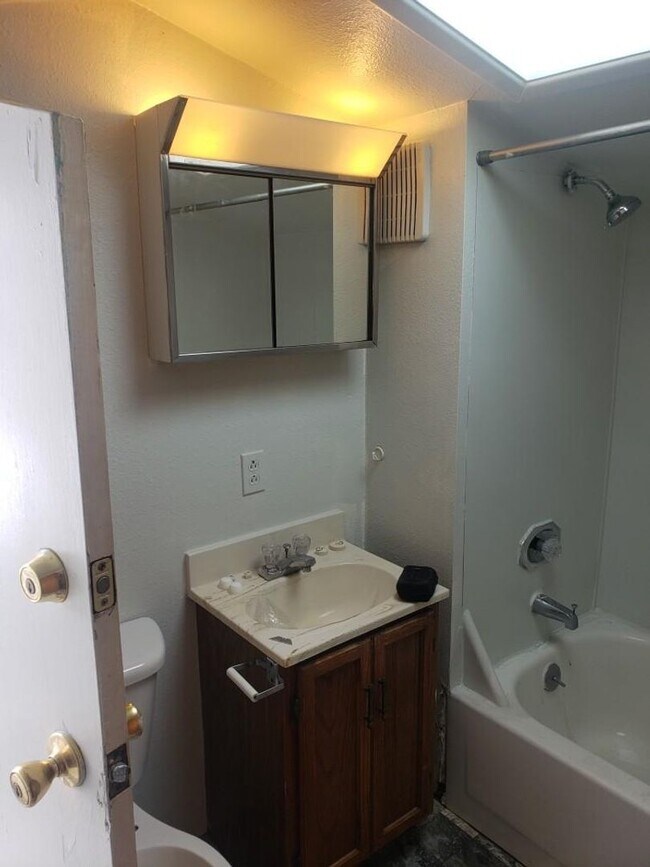 Foto del edificio - 638 Miles Ave