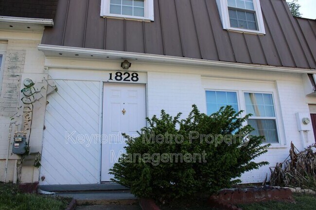 Building Photo - 1828 Village Green Dr