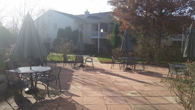 Foto del edificio - 1 Greenview Cir