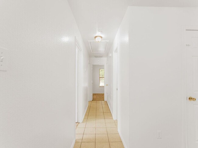 Foto del edificio - 315 Isbell Rd