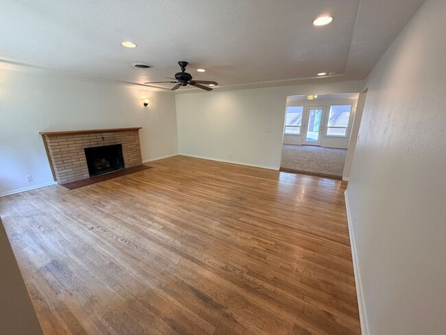 Building Photo - 9938 SW Terwilliger Blvd