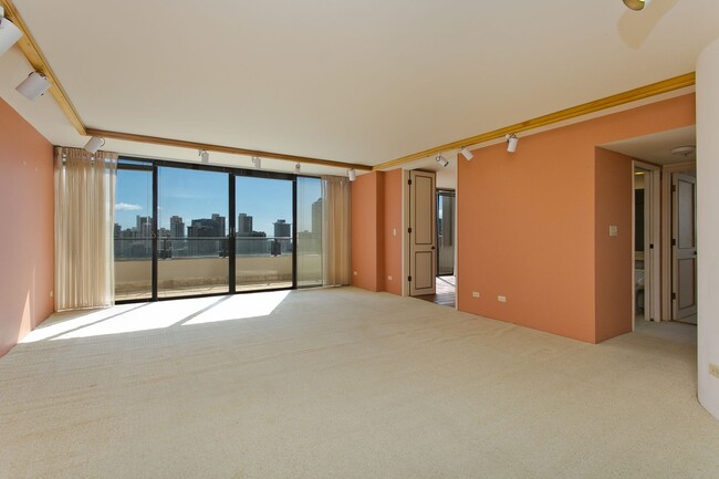 Foto del edificio - Royal Iolani Corner Unit - 2 PRK w/ ALL Ut...