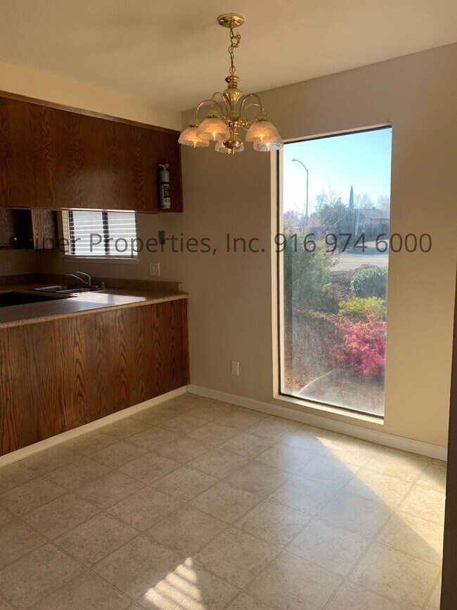 Building Photo - Beautiful Carmichael Home