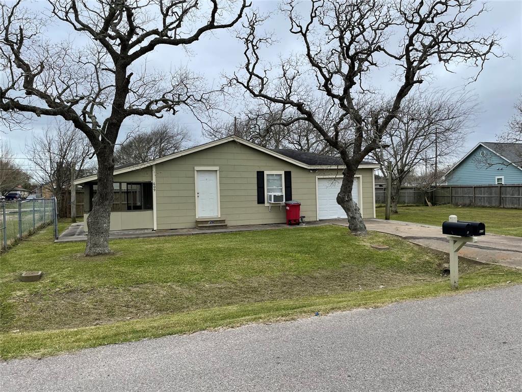 Primary Photo - 609 N Avenue D