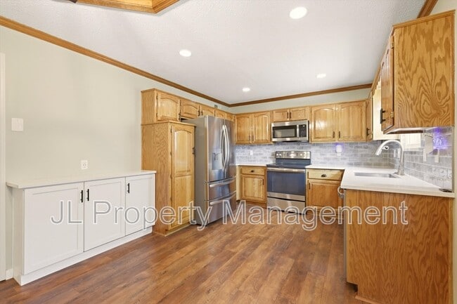 Building Photo - 125 SE Topaz Dr