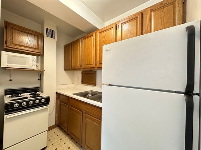Building Photo - 4180 N Marine Dr
