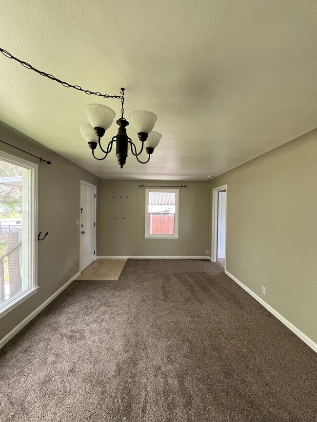 Building Photo - North Side Charming Home!