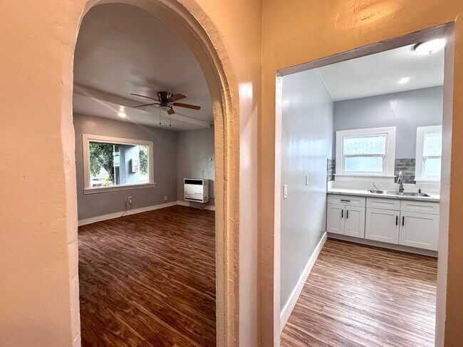 Foto del edificio - 1151 E 15th St