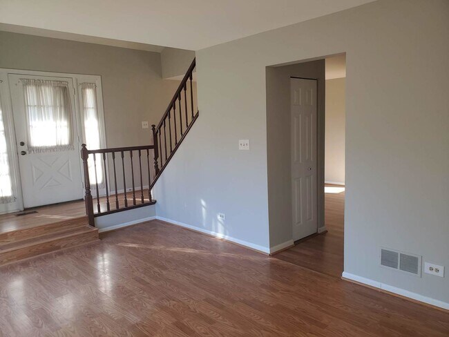 Building Photo - 2630 College Hill Cir