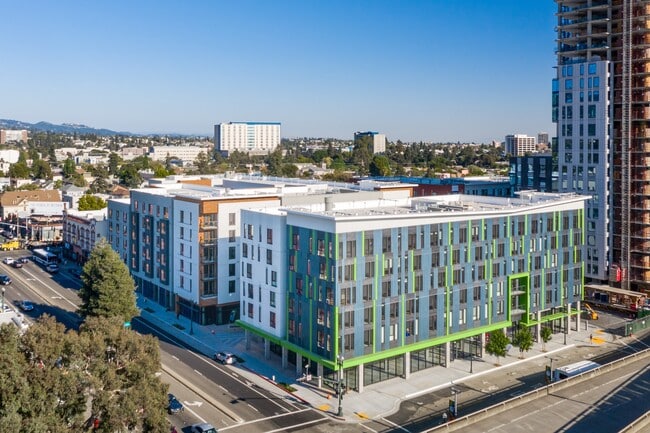 Una declaración arquitectónica audaz en el corazón de la ciudad, donde el diseño se combina con la comodidad. - MacArthur Commons
