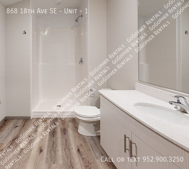 Foto del edificio - Spacious 7 Bedroom Duplex Close to U of M ...