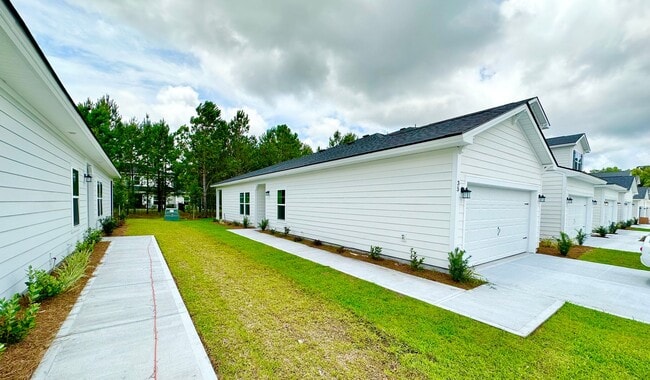 Building Photo - Townhouse with amenity packed neighborhood...