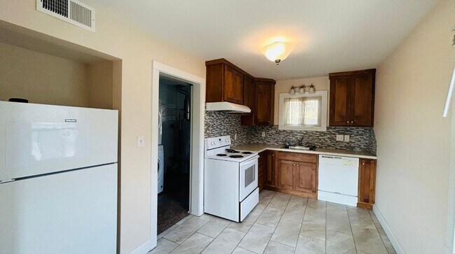 Foto del edificio - COMING SOON! Charming 2-Bedroom 1 Bathroom Home in Bellevue