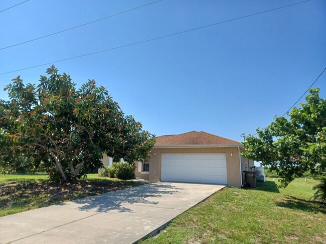 Building Photo - 3  Bedroom with a Den 2 bathroom single fa...
