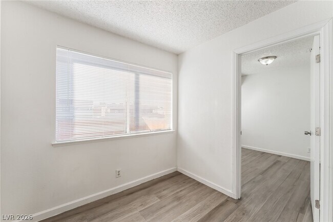 Foto del edificio - 6982 Hopkins Dr