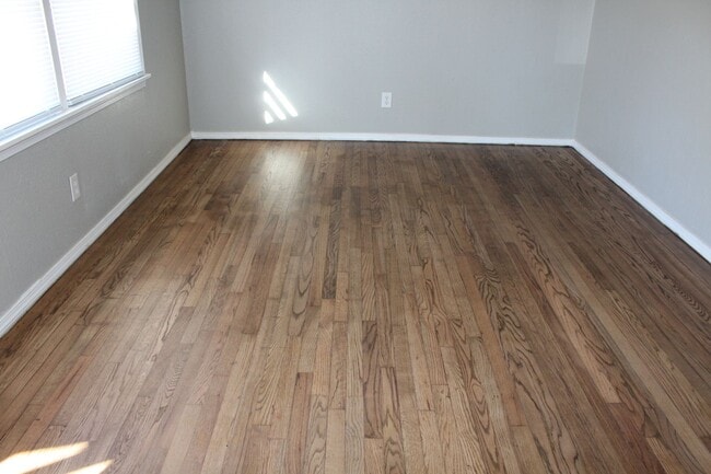 Building Photo - 3 bedrooms with appliances!