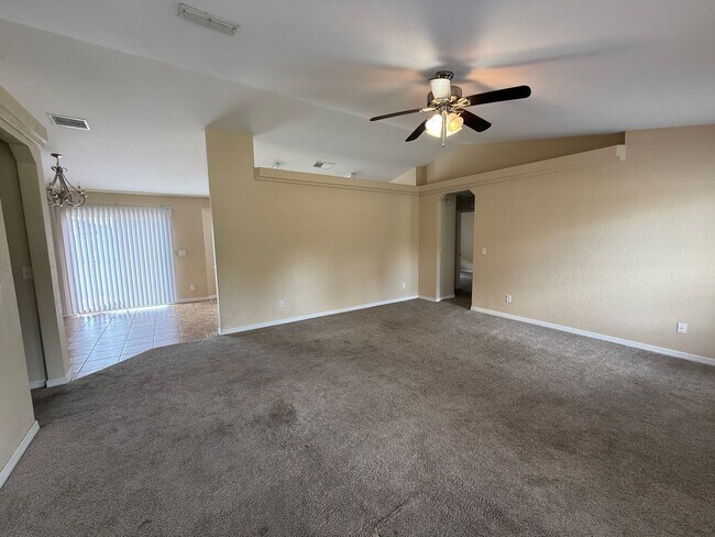 Foto del edificio - Updated 3BR/2BA Home in Rainbow Park – Pet...