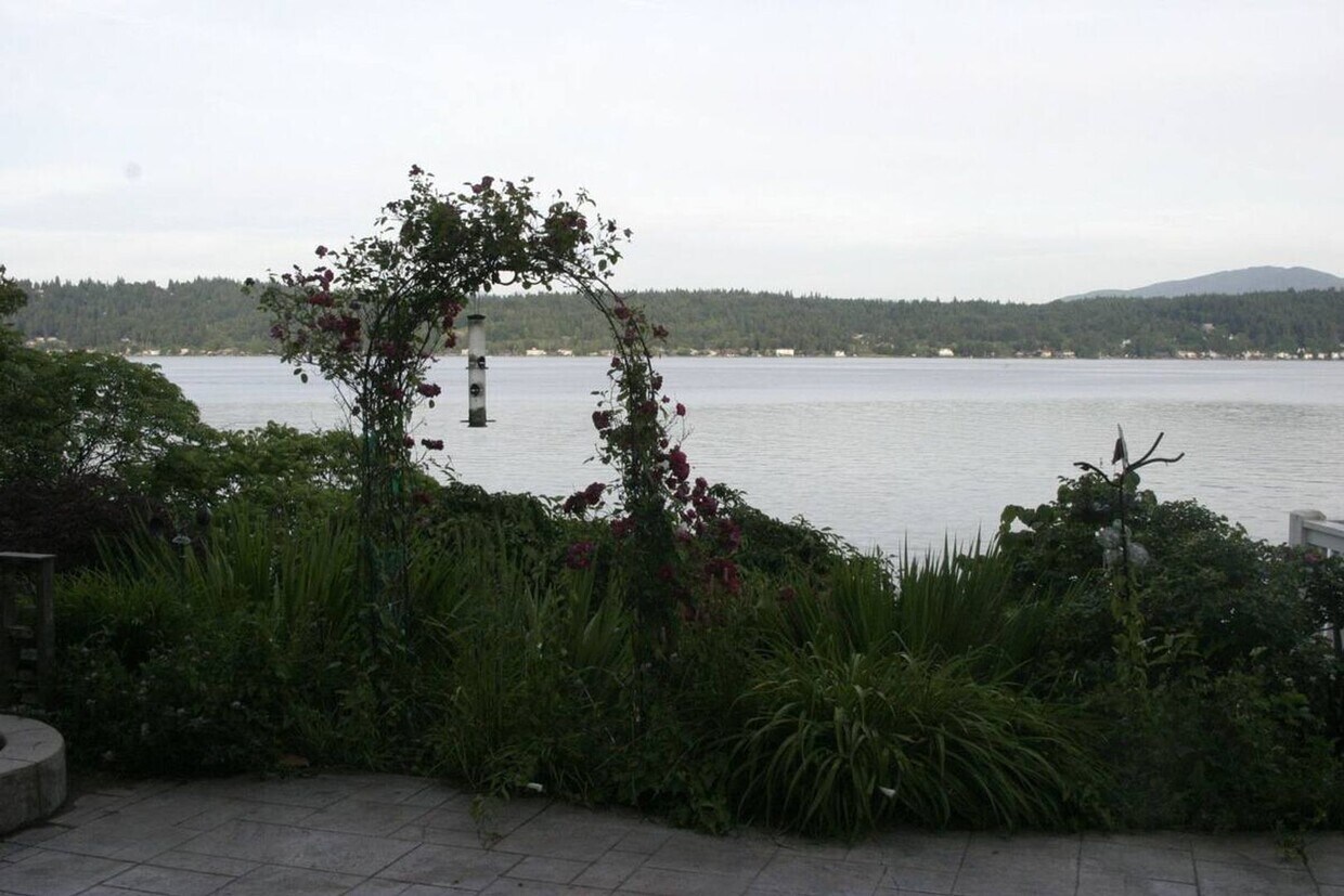 Primary Photo - Lakefront 2000asf fully furnished short te...