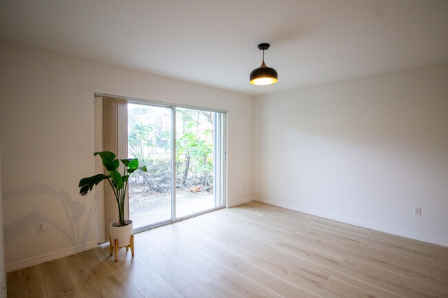 Foto del edificio - 1200 Crestwood Ct S