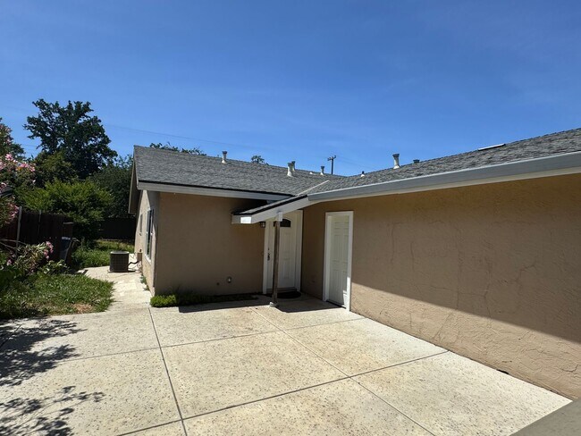 Foto del edificio - 7517-7519 Saint Philomena Way