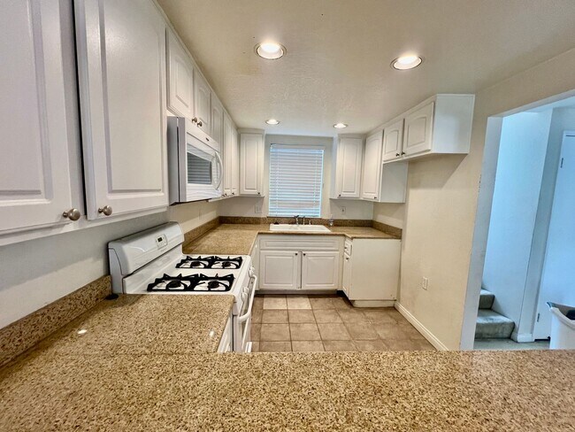 Foto del edificio - Lovely 2bd. condo in Claremont w/2 car garage