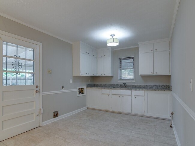 Foto del edificio - 3 br, 1 bath House - 1642 Kilarney Avenue