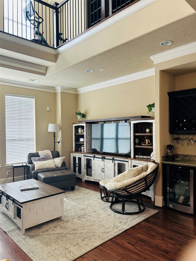 Building Photo - 1049 W 22nd St