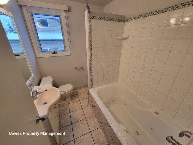 Building Photo - 9239-9148 148 St NW