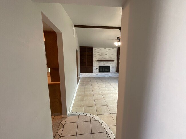 Building Photo - 312 S Avery Dr
