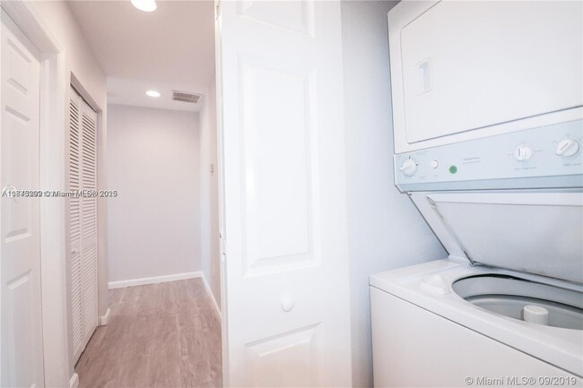 Building Photo - 2041 Nassau Dr