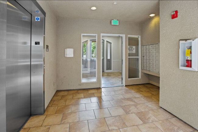 Building Photo - Trousdale Apartments