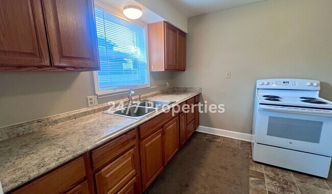 Foto del edificio - 2175 Maple Ave NE