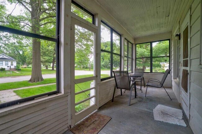 Foto del edificio - $1,100 | 2 Bedroom, 1 Bathroom 1st Floor Apartment | No Pets | Available for an Immediate Move In!