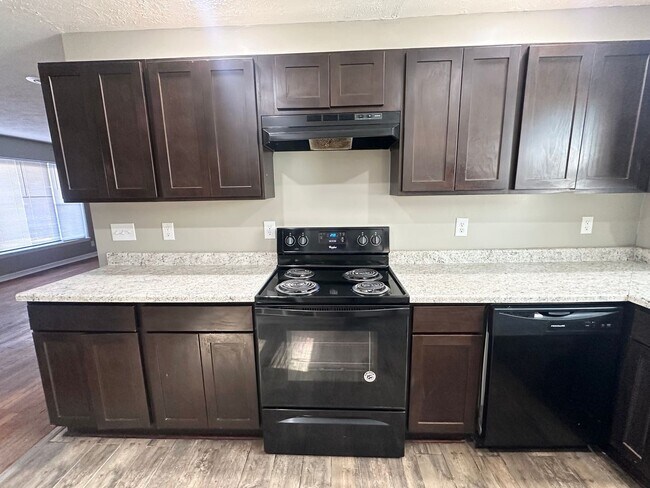 Foto del edificio - Comfortable 3 Bedroom Home with Fenced Backyard