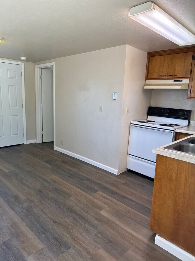 225 Vine St, Willows, CA 95988 House Rental in Willows, CA