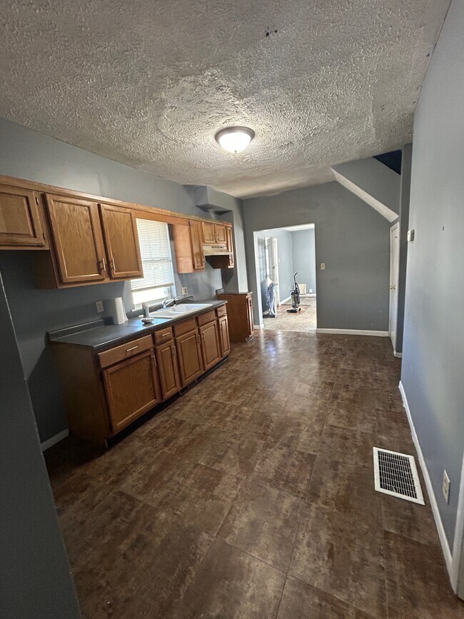 Foto del edificio - 101 W 1st St