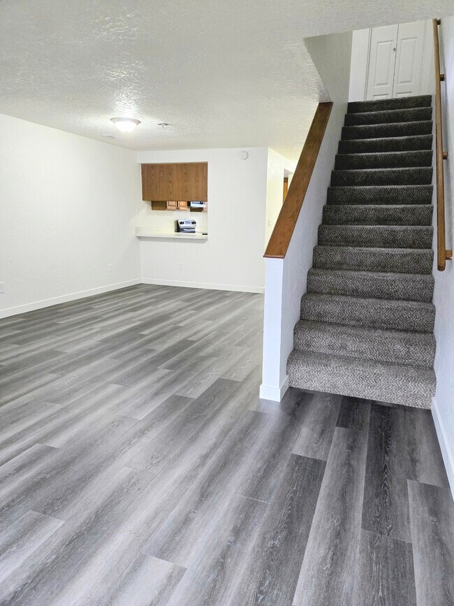 ESCALERAS - St James Condominiums