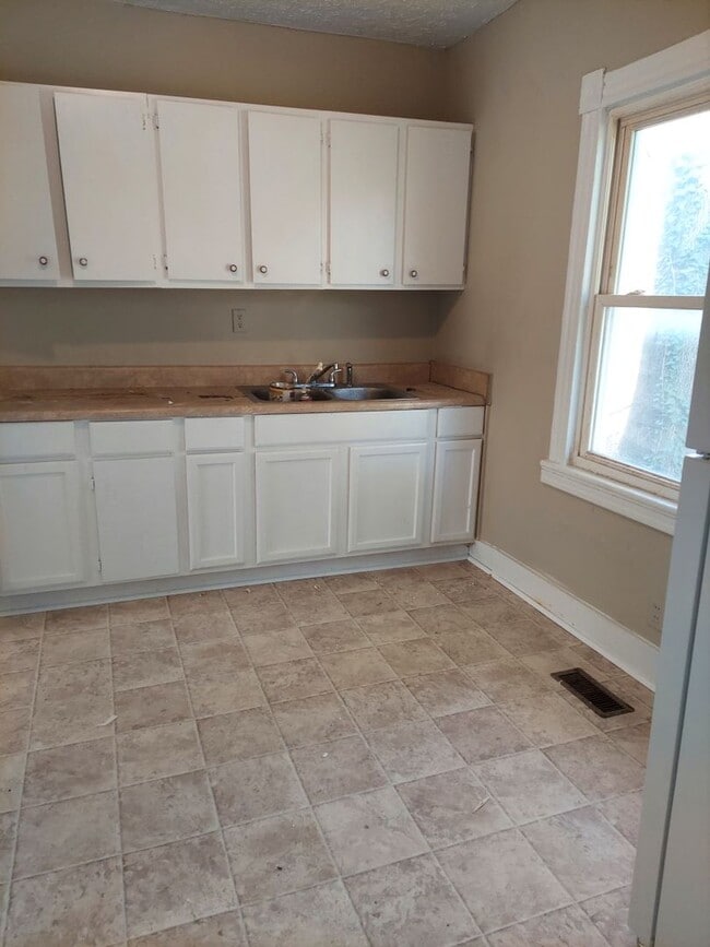 Building Photo - Two Bedroom, One Bath Bungalow
