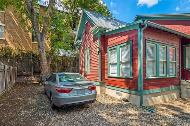 Photo - 209 E. 31st St - Walking distance to UT free standing house with a yard