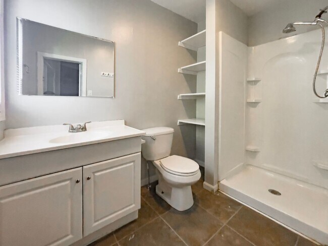 Foto del edificio - PRELEASING for AUGUST! Close to Campus