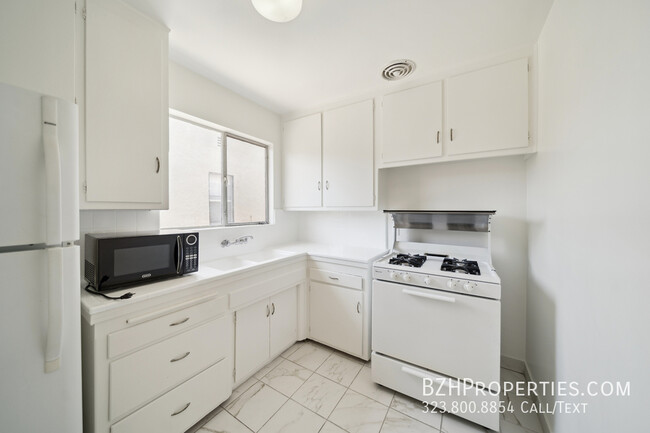 Foto del edificio - 8440 Blackburn Ave